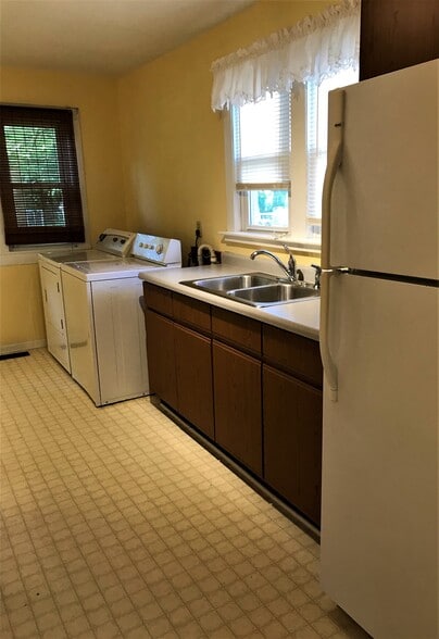 Kitchen - 714 W Carroll St