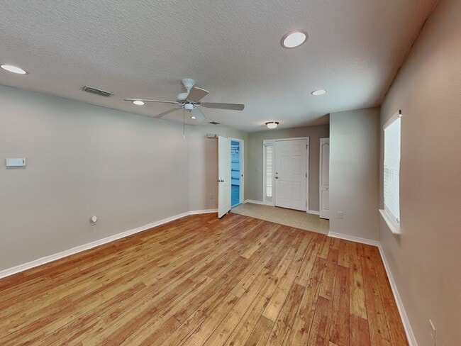 Building Photo - 1043 Bethpage Rd