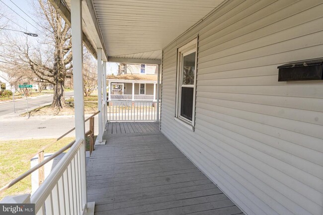 Building Photo - 915 N Division St