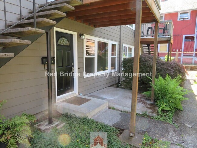 Building Photo - 131 SE 22nd Ave