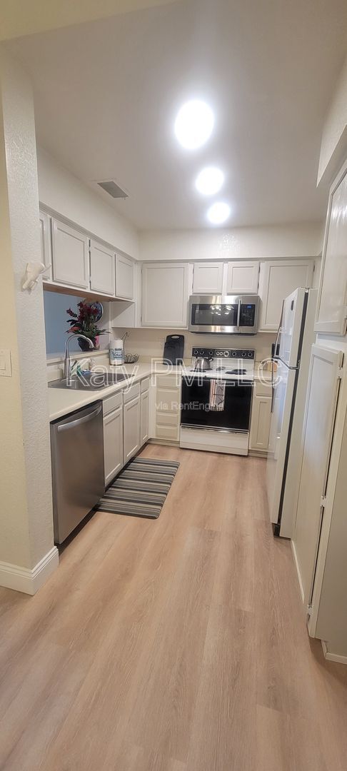 Building Photo - 9708 E Vía Linda