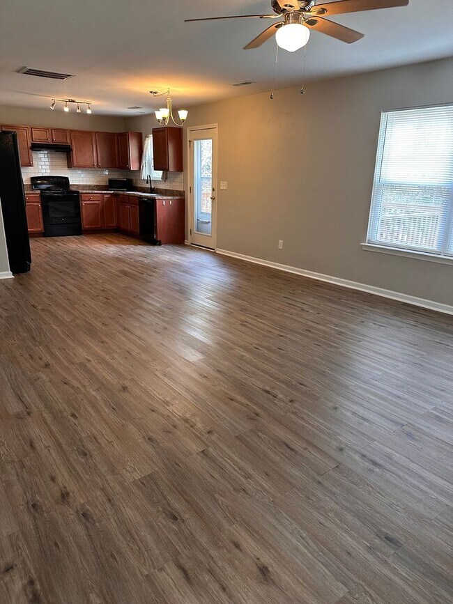 Building Photo - Great home in quiet neighborhood