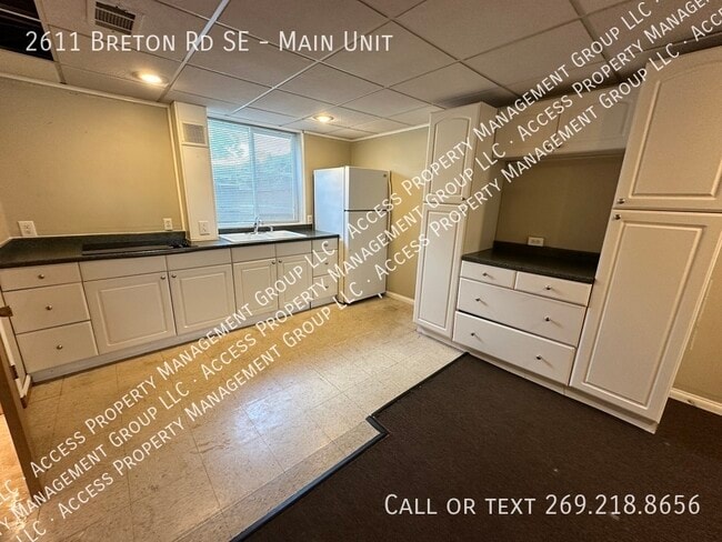 Building Photo - 2611 Breton Rd SE