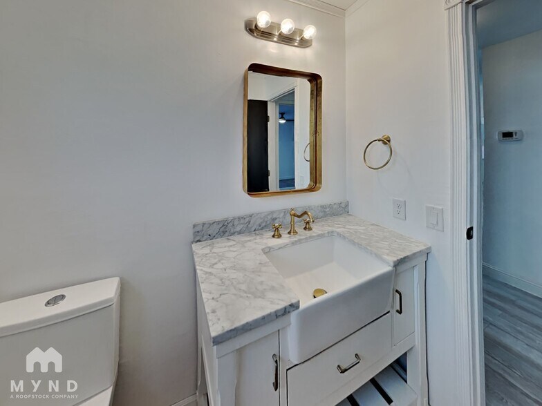 Building Photo - 370 S Pemberton Ave