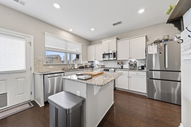 Building Photo - 404 Black Thorn Ln