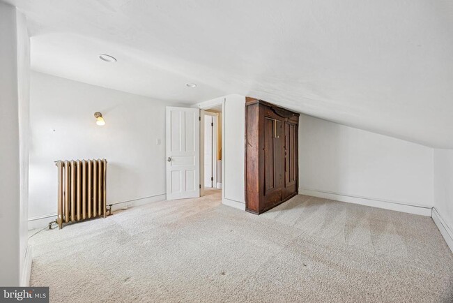 Building Photo - 437 Roxborough Ave