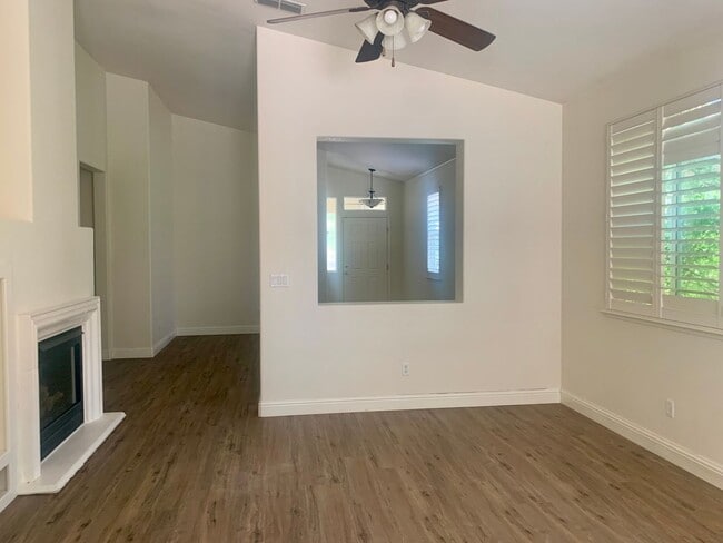 Building Photo - 4 bedroom 2 bath Empire Ranch home