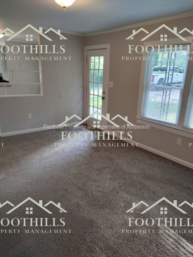Building Photo - 1302 Robbins Dr