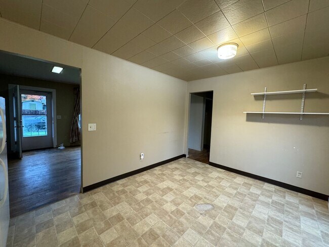 Building Photo - West Roseburg 2 Bedroom house