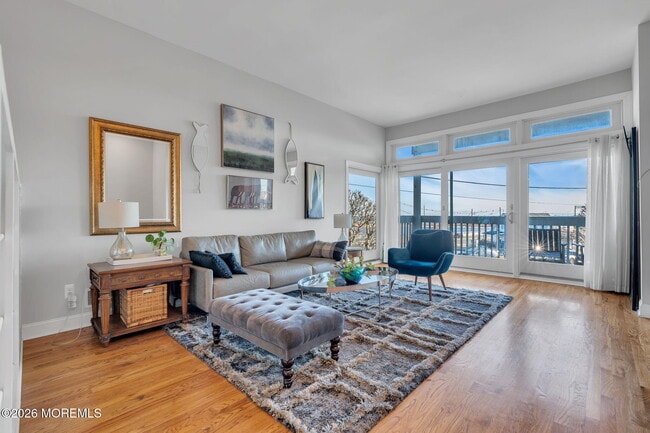 Building Photo - 23 E Mnr Sq