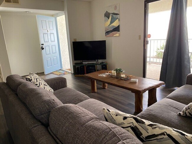 Building Photo - 2Br Waterfront  WINTER Vacation Rental Condo, Complex on the WATERFRONT Gated complex Utilities i...