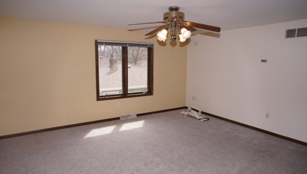 Building Photo - 6420 Lakeview Blvd