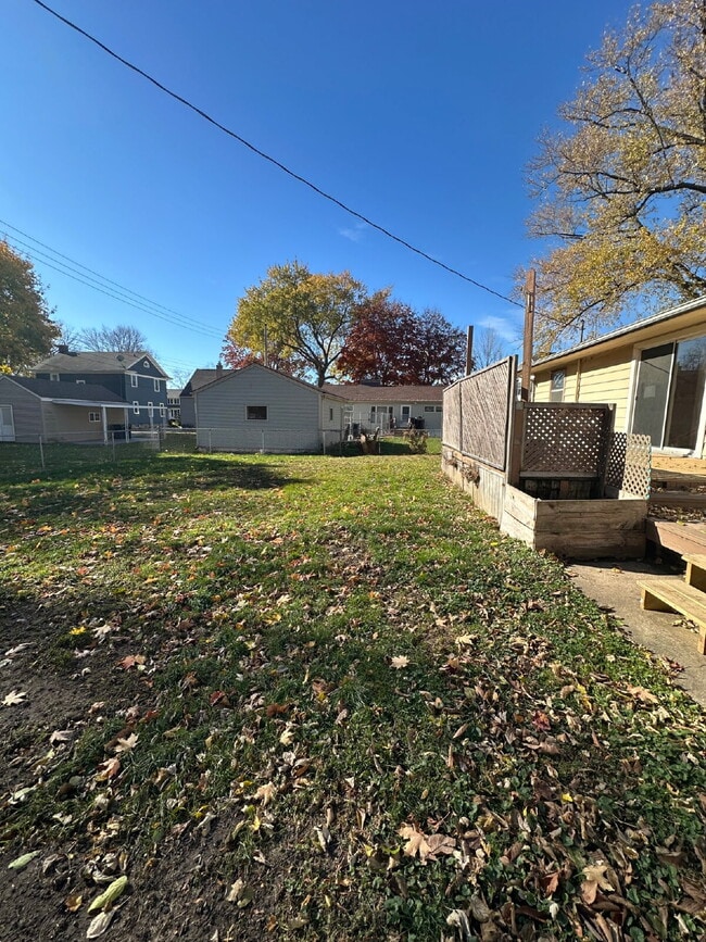 Building Photo - 1112 E Memorial Dr