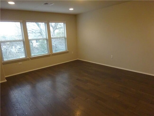 Building Photo - Large Three Bedroom Home Near Mary Moore Searight Park