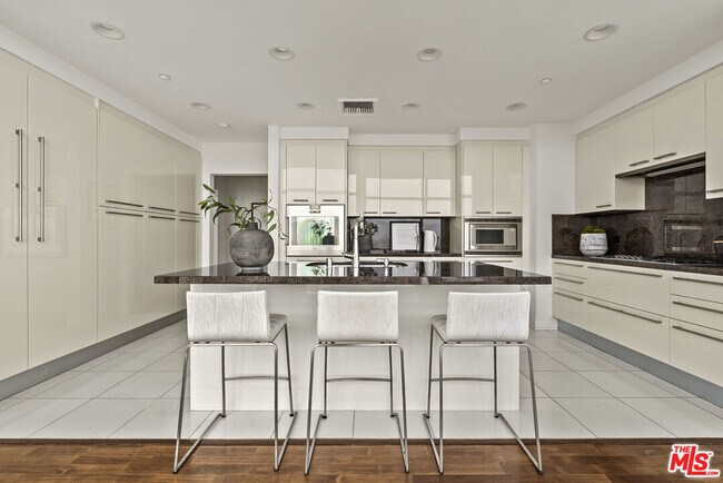 Building Photo - 900 W Olympic Blvd