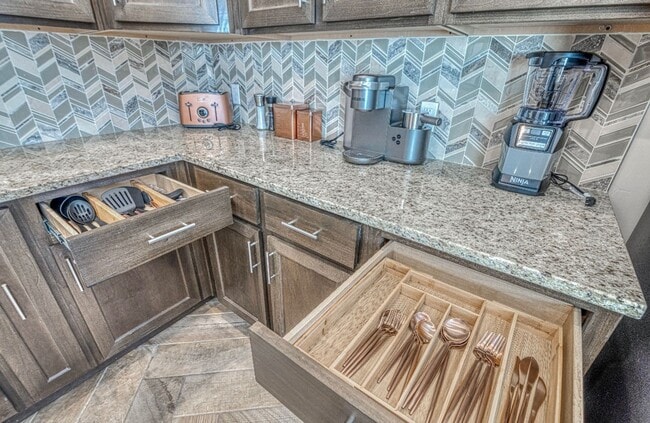 Building Photo - Eastside area for  Short or Long Term Rental(Completely Furnished) Beautiful 4 bed/2.5 baths