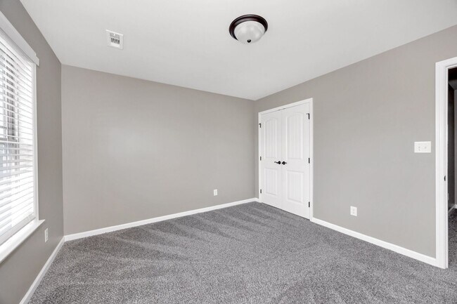 Building Photo - Fresh Paint & New Carpet! 4BR with Fenced Yard