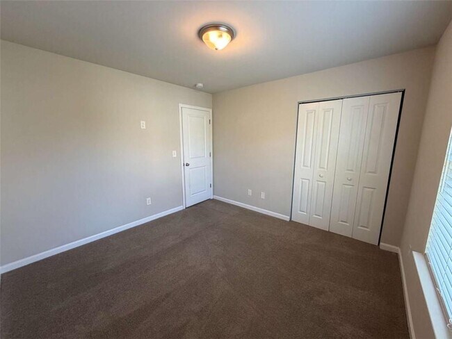 Building Photo - 313 Nutwood Trce