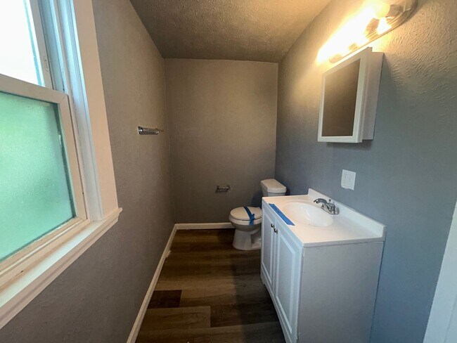 Building Photo - Charming 3-Bedroom Property in Prime Location