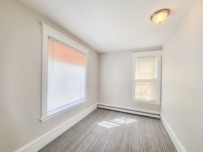 Building Photo - 644 Van Buren St NE