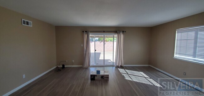 Building Photo - 1642 N Russell Ave