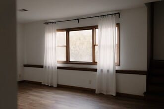 Building Photo - 533 Maple Square