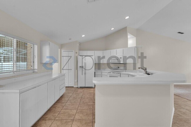 Building Photo - 2012 Dumont Dr