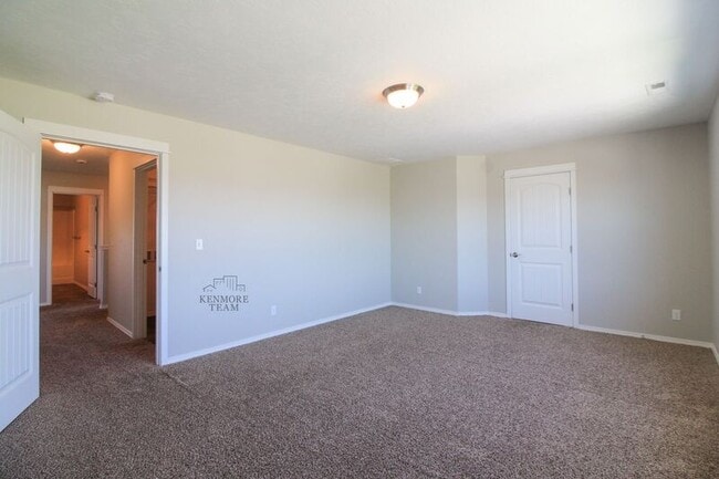 Building Photo - 727 Pinnacle Dr
