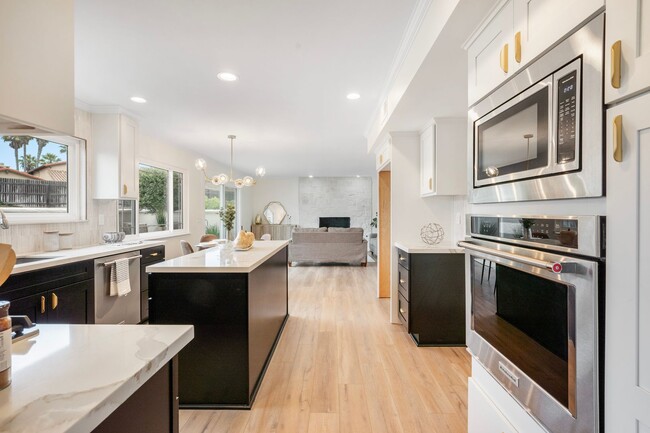 Building Photo - Executive Style Living ....