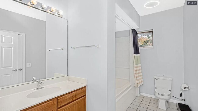 Building Photo - 948 W 15th Pl