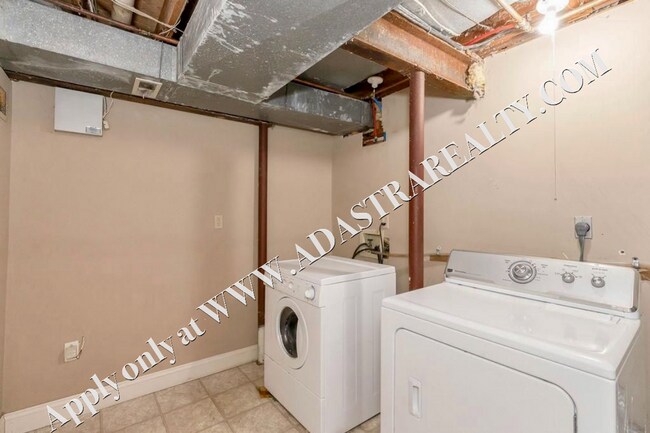 Building Photo - Inviting 3 Bedroom Close to Everything-Available in MAY!!