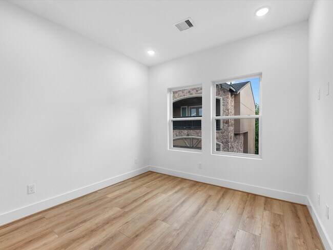 Building Photo - 4802 Elysian St