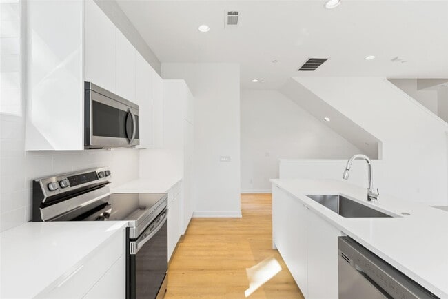 Building Photo - Modern 2-Bed Townhome with Attached 2-Car Garage & Balcony near Lower Greenville