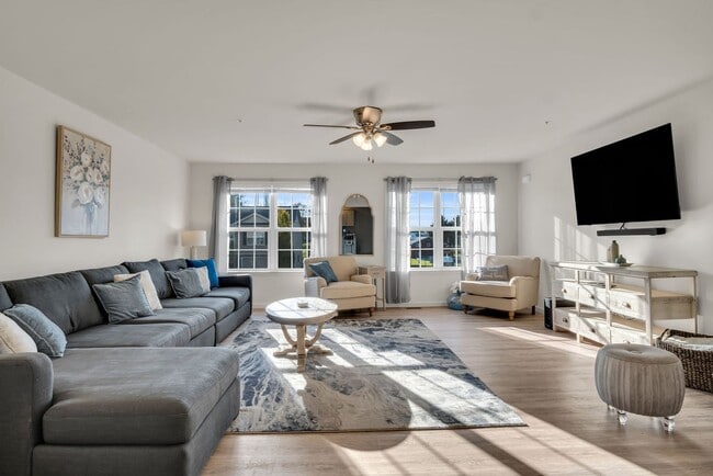 Building Photo - Luxury 4/BR, 2.5 bath townhouse