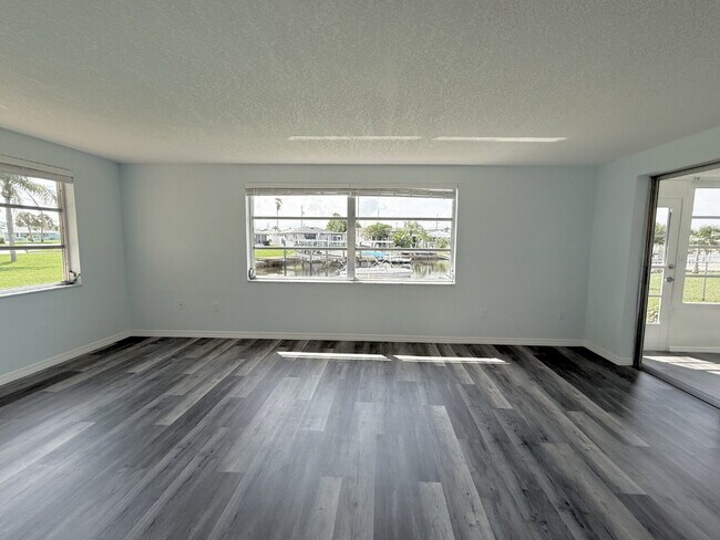 Building Photo - "Charming 2-Bed, 2-Bath Oasis with 1334 Sq Ft in New Port Richey!"
