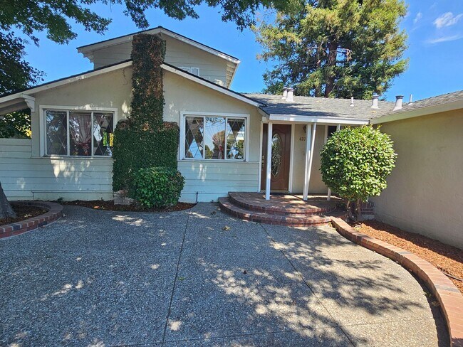 Building Photo - REGAL 4 Bed/3 Bath Home in FREMONT