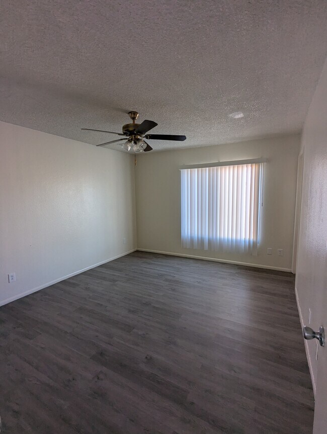 Building Photo - 563 N Santa Anna