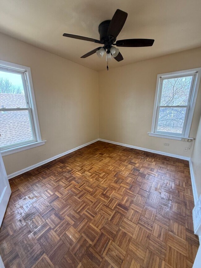 Building Photo - 4bd Single Collinwood Water/Sewer Included Section 8