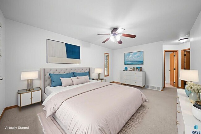 Building Photo - Charming Multi-Level Home! Large Backyard,...