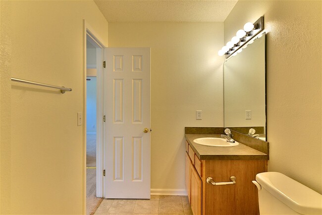 Building Photo - 321 Legend Oaks Dr