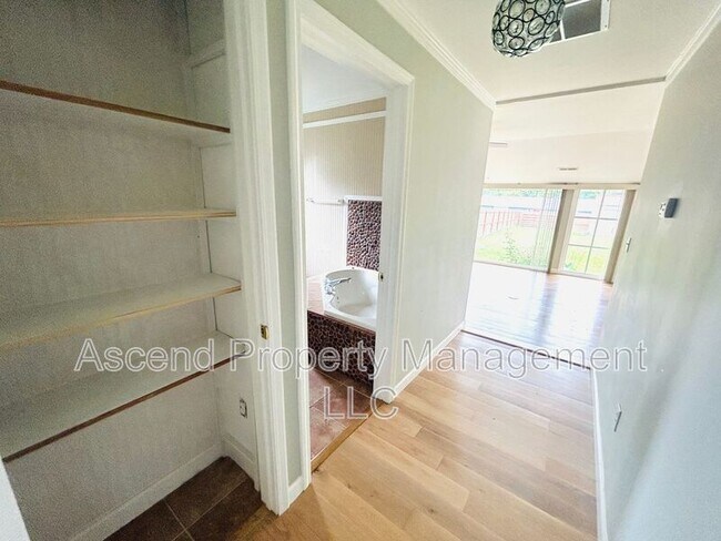 Building Photo - 16 Pioneer Ln