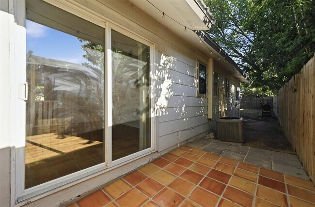 Building Photo - 2208 Deadwood Dr
