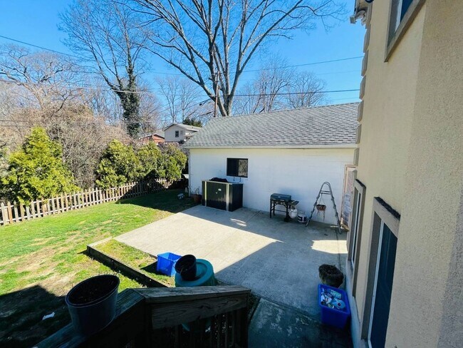 Building Photo - 146 Woolsey Ave