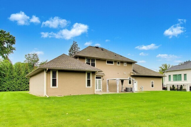 Building Photo - 2311 N Arlington Heights Rd