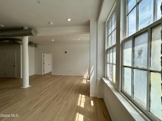 Building Photo - 155 River St