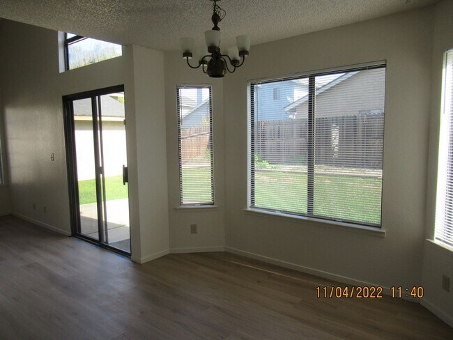 Building Photo - 1220 Iris Ct
