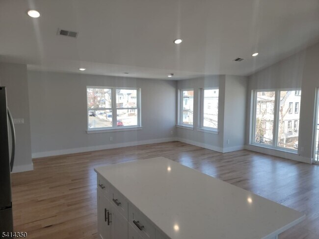 Building Photo - 118 Shephard Ave