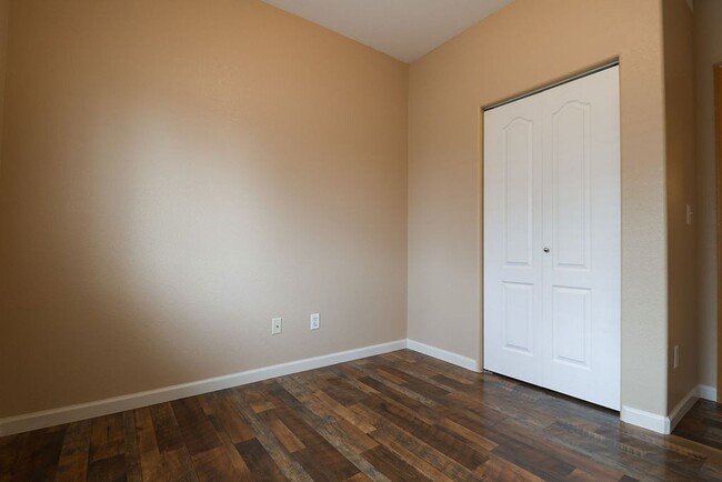 Building Photo - Updated 2 Bedroom Apartment in Windsor