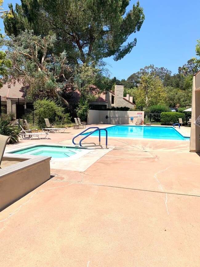 Building Photo - Ojai's Creekside Village Condo!