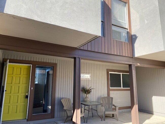 Building Photo - Beautifully Remodeled 3 bedroom Townhome in the Pinery.